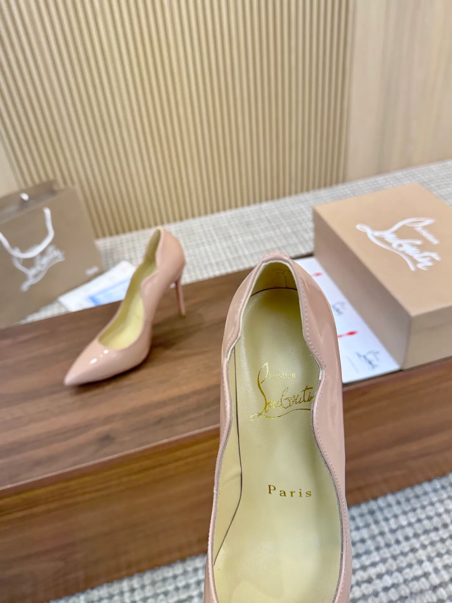 👟👟Ex-factory price 440👟👟 Genuine leather sole +40 shipped all year round 💝Christian Louboutin CL👠 "Imported cow patent leather💎 series" noble and luxurious, real blingbling✨ real materials, all customized by the pattern maker, and the materials are made of original customized materials, achieving the taste of the original 5 color options💍 Upper: Imported 👉Cow patent leather💪 Lining: Sheepskin foot pad/lining Size: 34-40.41.42 Heel height: 10.5cm and 8.5cm two options Leather sole Rubber sole